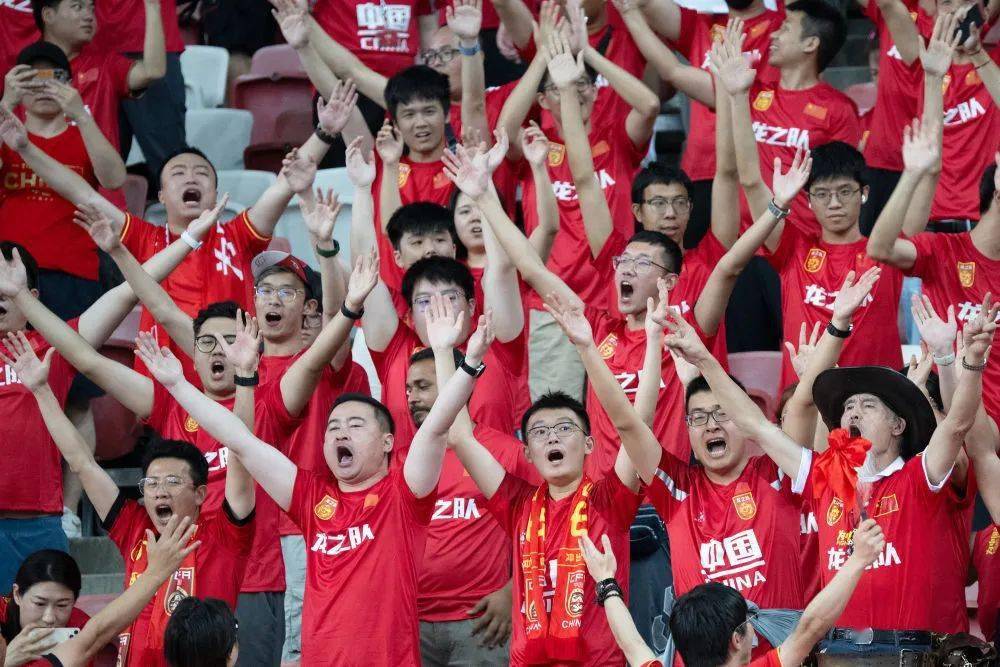比赛现场球迷热情高涨，气氛热烈