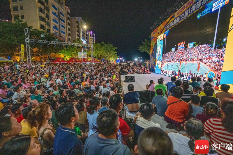 德信app-到场观赛的球迷情绪高涨，气氛热烈