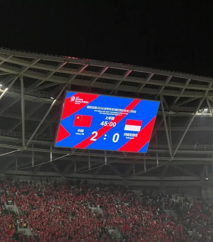 到场观赛的球迷情绪高涨,气氛热烈 到场观赛的球迷情绪高涨,气氛热烈