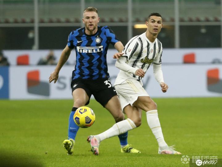 追逐胜利的蓝黑军团,战场上展现激情风采! 追逐胜利的蓝黑军团,战场上展现激情风采!